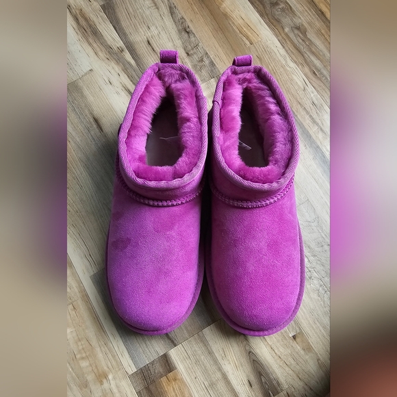 NEW Ugg Mini's - Picture 2 of 6